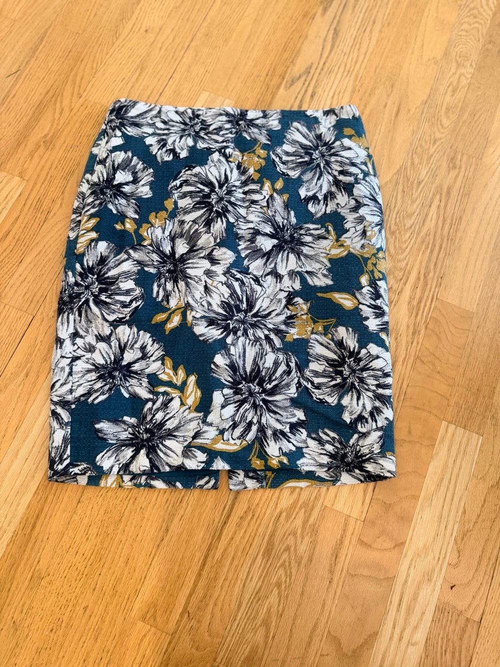 Ladies Size 6 "Ann Taylor" Teal Floral Pencil Skirt with Gold Accents GUC